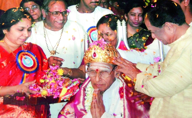 Music exponent, Nedunuri Krishna Murthy being felicitated by Mangalampalli Balamuralikrishna. Music exponent, Nedunuri Krishna Murthy being felicitated by Mangalampalli Balamuralikrishna.